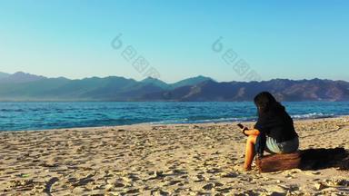 <strong>性感</strong>的美模型假期有趣的海滩清洁白色沙子蓝色的背景